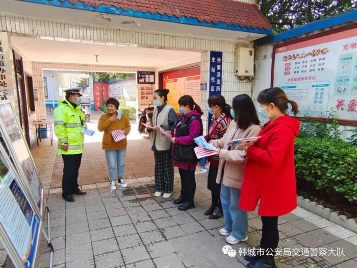 10月21日，韓城公安交警走進車站街道社區開展道路交通安全知識宣傳活動。