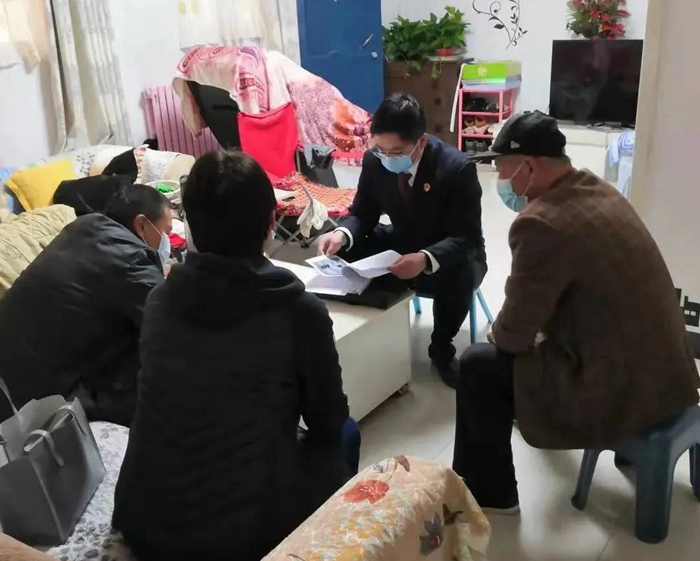 10月20日上午，臨渭區人民檢察院第五檢察部司法救助辦案人員來到西安市臨潼區孫某家中對其申請的司法救助開展實地走訪調查工作。