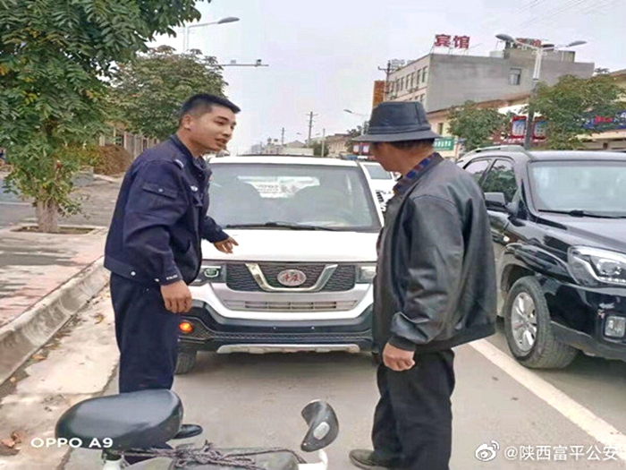 10月20日，富平公安美原派出所民警幫男子找回遺忘的電動車。
