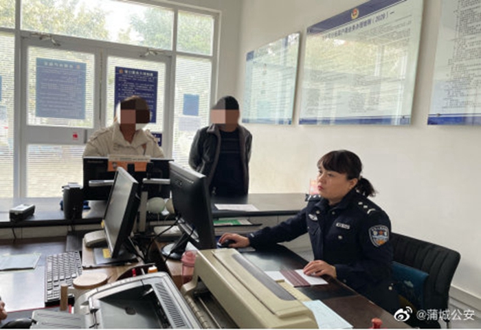蒲城民警民警多方奔走，為7歲男童辦理落戶手續和身份證。