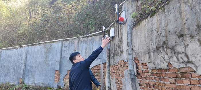 近日，渭南市公安局華州分局治安大隊聯(lián)合金堆派出所深入轄區(qū)涉爆單位開展安全檢查。