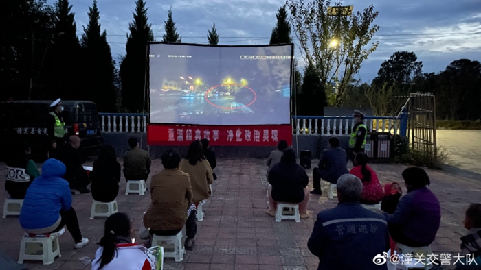 10月22日，中國人保財險潼關(guān)分公司聯(lián)合潼關(guān)縣公安局交警大隊開展”重溫紅色經(jīng)典共憶崢嶸歲月”紅色電影暨交通安全進城進鎮(zhèn)進鄉(xiāng)村活動。 