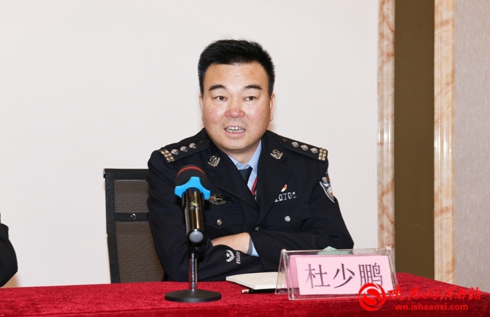 渭南市中級人民法院法警支隊支隊長杜少鵬主持開班儀式。
