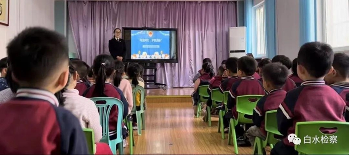 白水縣人民檢察院干警走進(jìn)陽光貝貝幼兒園開展了以“我們的身體不容侵犯”為主題的防性侵宣傳教育活動。