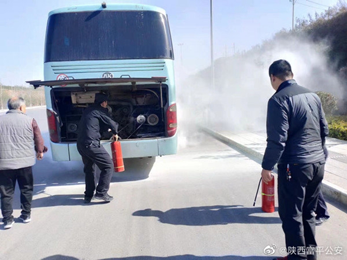 大巴車尾部著火，富平民警及時救援。