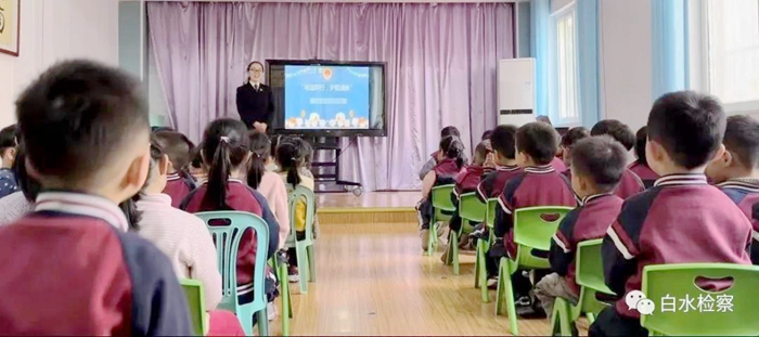 白水縣人民檢察院走進陽光貝貝幼兒園開展以“我們的身體不容侵犯”為主題的防性侵宣傳教育活動。