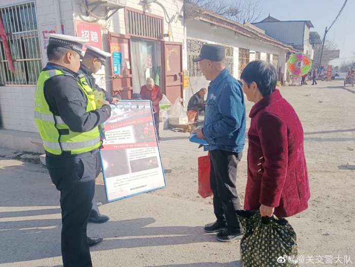 11月22日，潼關交警在重要路段開展“守法規知禮讓，安全文明出行”主題宣傳活動。