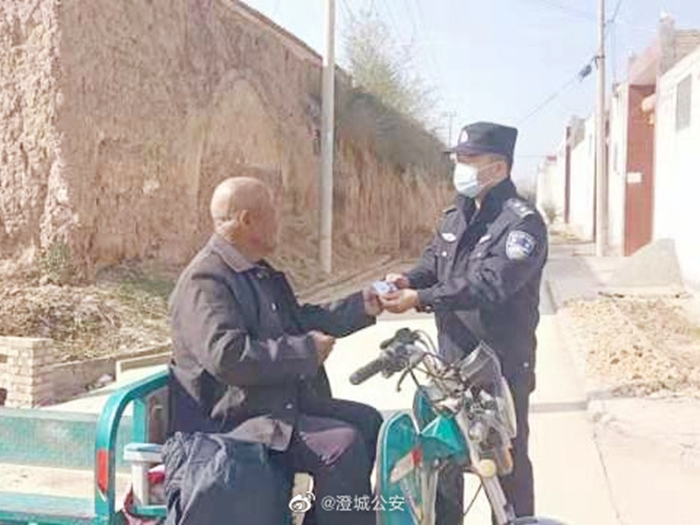 澄城民警化身“快遞員”主動送證上門。