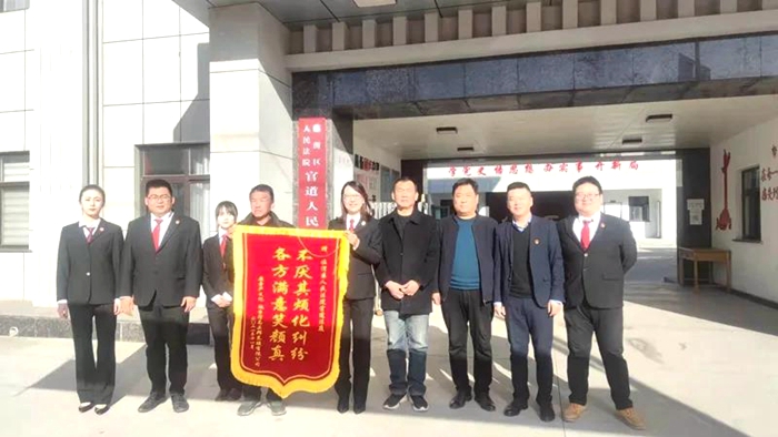 11月30日，案件當事人攜手將一面共同署名的“不厭其煩化糾紛 各方滿意笑顏真”的大紅錦旗送到臨渭法院官道法庭。