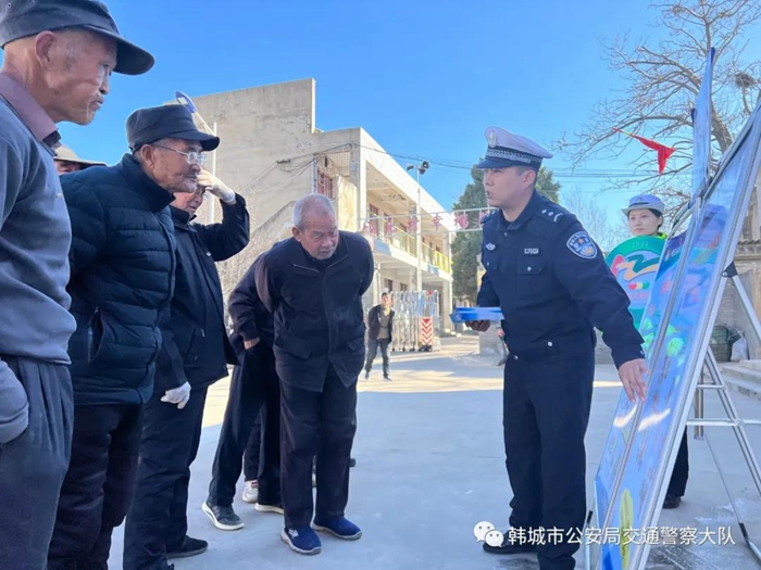 11月30日，韓城公安交警宣傳小分隊進村入戶積極開展“美麗鄉村行”道路交通安全宣傳活動。