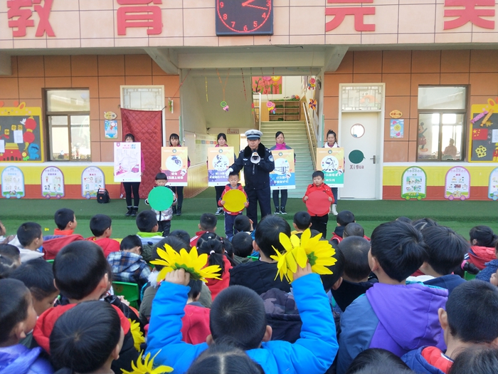 大荔交警走進轄區幼兒園開展主題宣傳活動。