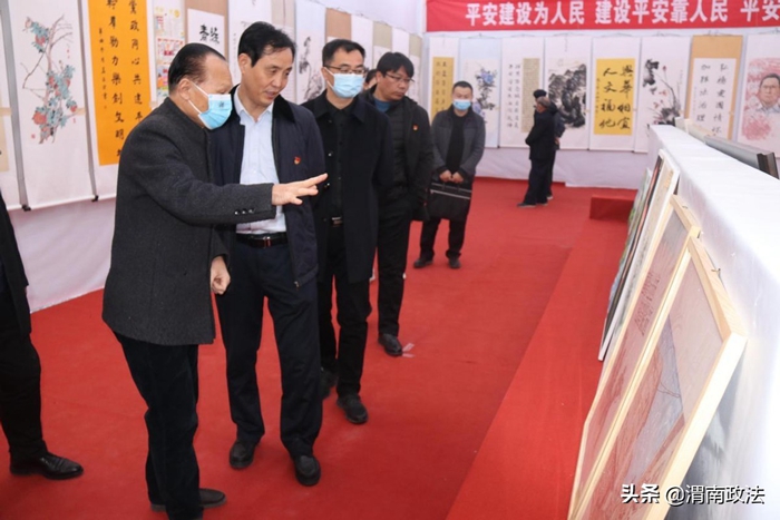 12月1日，渭南市委政法委常務副書記惠中正一行參觀指導華陰市平安建設書畫展和文藝演出活動。