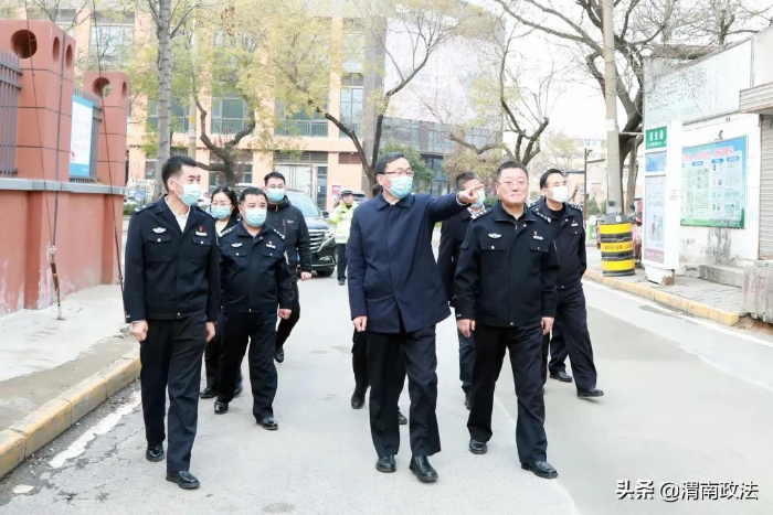 楊建琦深入包聯(lián)路段督導(dǎo)檢查全國文明城市創(chuàng)建工作（圖）
