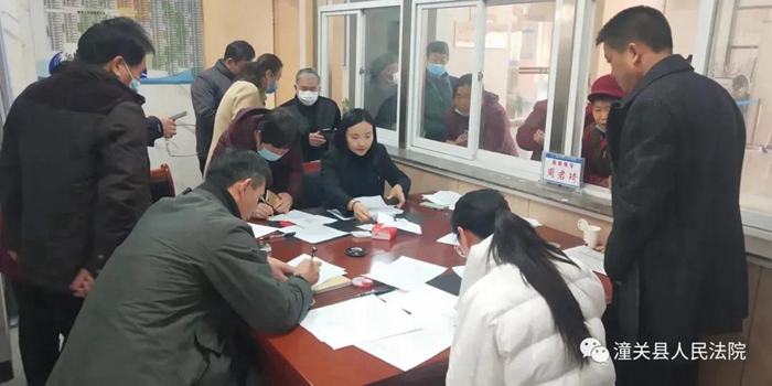 近日，潼關法院執行局執結刑庭移送的李某某非法吸收公眾存款退賠執行一案，已為63名受害人集中發放執行款30000元。
