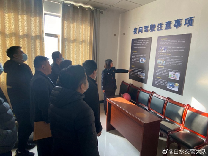 12月9日下午，白水縣公安局交通管理大隊車管所民警組織轄區客運企業10名超速違法駕駛員開展宣傳教育工作。
