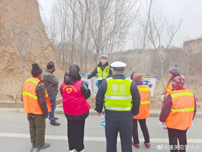 潼關交警大隊組織民警向路面工作的環衛工人宣講“一盔一帶”交通安全知識。