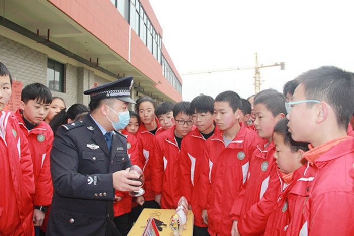 富平縣公安局城關派出所民警走進東屏學校開展禁毒宣傳。