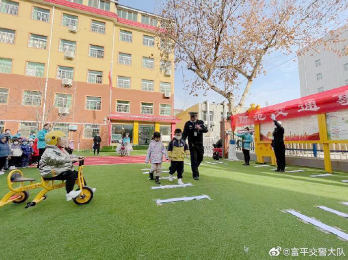 富平交警大隊走進轄區中小學校、幼兒園開展交安宣傳活動。