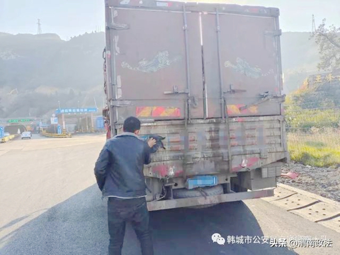 韓城公安交警查處一起放大牌號不清的違法行為.