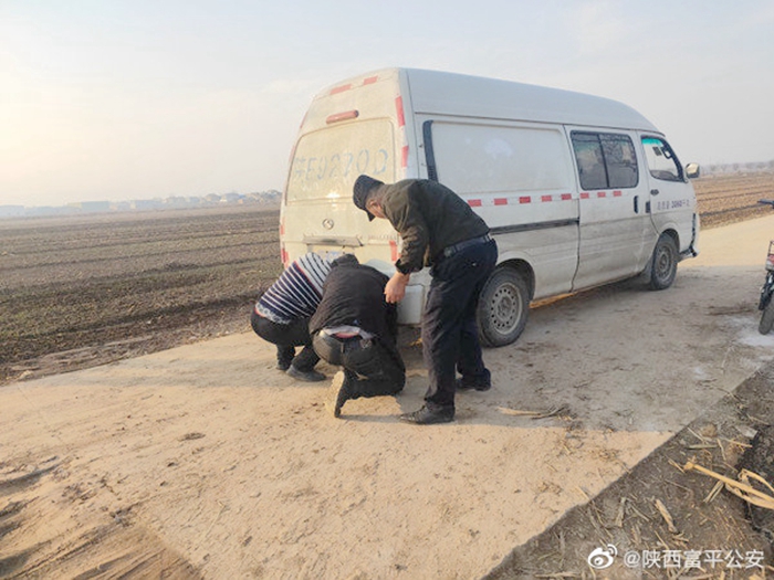 車輛陷入泥地，富平民警幫助群眾擺脫困境。