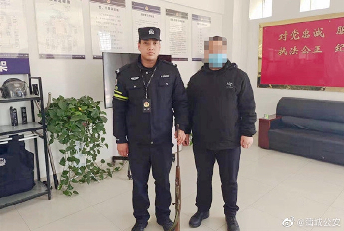 男子主動找到蒲城縣公安局黨睦派出所民警上交一支小口徑運動步槍。