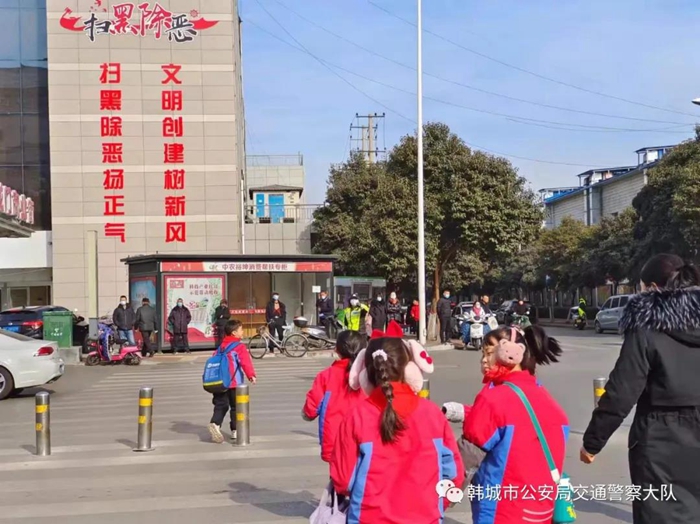 韓城公安交警筑起疫情防控“護(hù)學(xué)崗”。