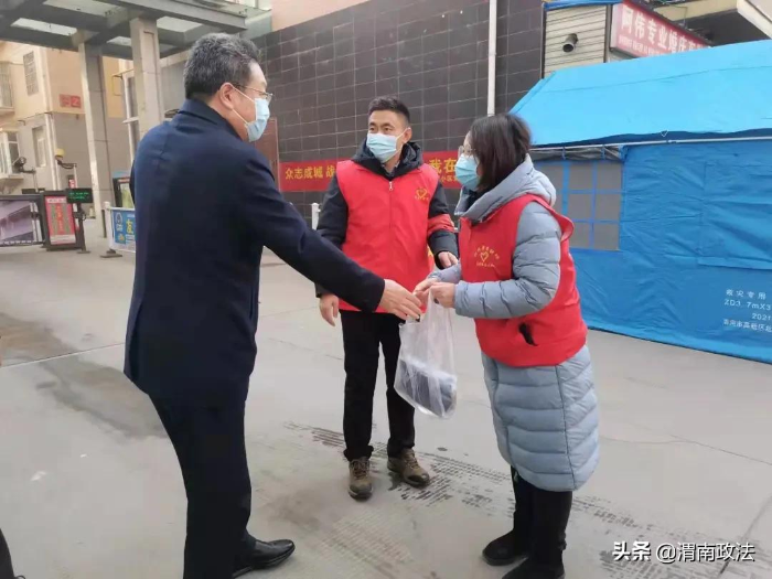 渭南市檢察院黨組書記、檢察長李逸強看望慰問“元旦”期間下沉社區開展疫情防控的檢察干警(圖)