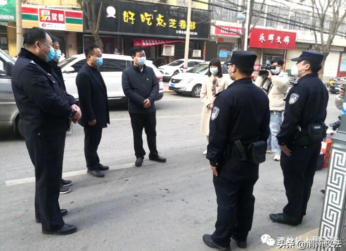 潼關縣委常委、政法委書記王耀龍警察節前夕看望慰問疫情防控執勤法院司法警察。