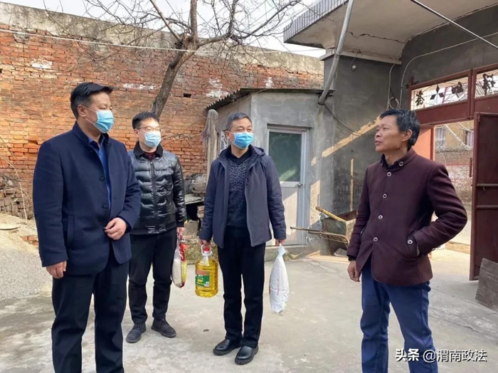 潼關(guān)縣委政法委春節(jié)前走訪慰問(wèn)包聯(lián)社區(qū)困難群眾。