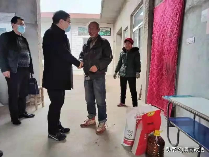 渭南市人民檢察院：節(jié)前慰問送祝福 濃濃關(guān)懷暖民心（圖）