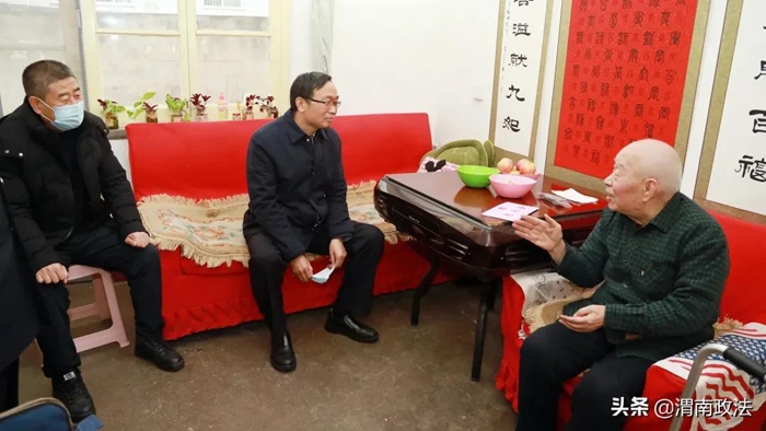 春節前夕，副市長、市公安局黨委書記、局長楊建琦看望慰問市公安局離休干部。