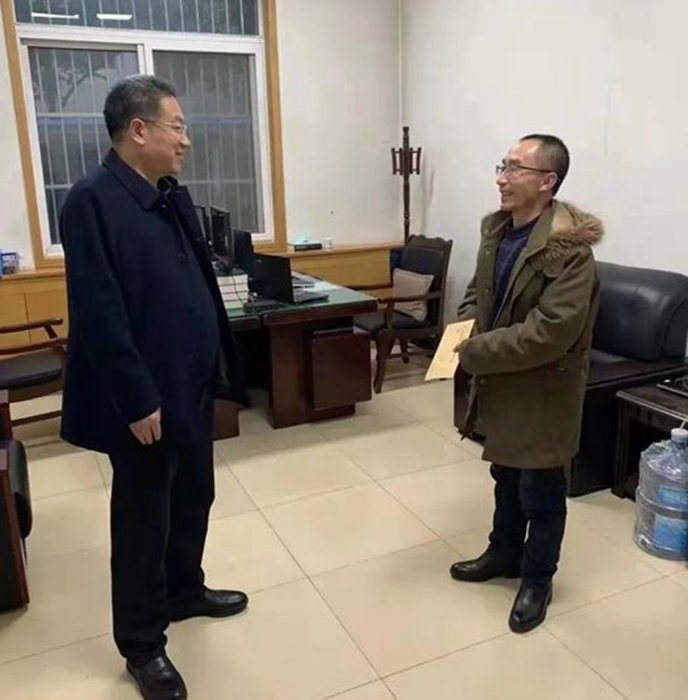 渭南市人民檢察院黨組書記、檢察長李逸強慰問困難檢察干警。