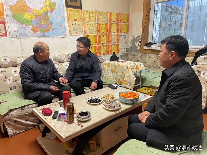 華州區委常委、政法委書記王永慰問退休老干部。