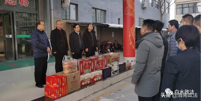 白水縣委常委、政法委書記郭武軍慰問白水縣集中供熱公司一線職工。
