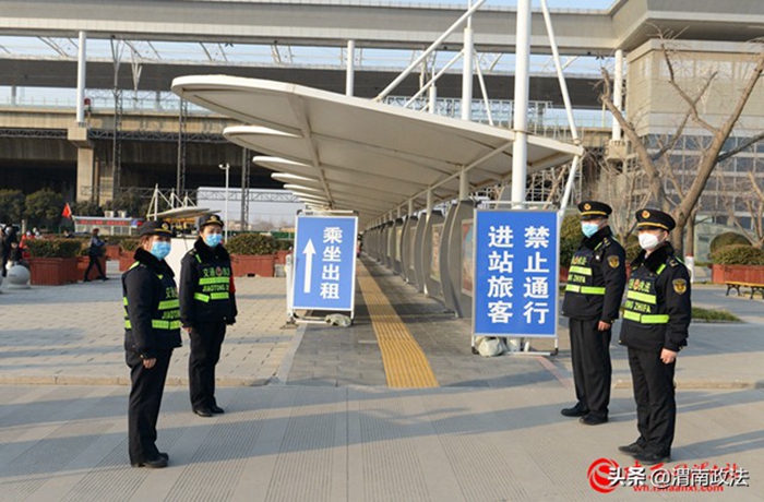 交通執法人員在渭南北站出站口為旅客護航。記者 楊大君 攝