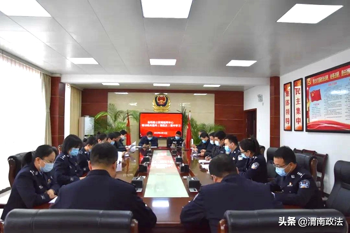 合陽縣委常委、政法委書記李紅武深入縣公安局觀摩指導春訓整風活動。