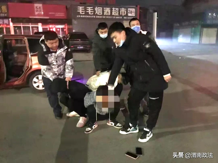 近日，臨渭巡特警大隊現場抓獲四名盜竊車內財物嫌疑人。