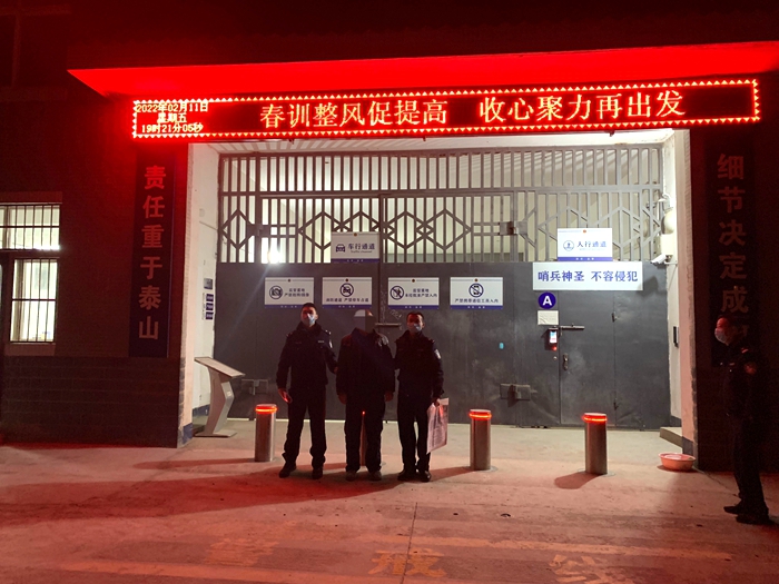 蒲城縣公安局民警民警連夜起身趕赴鄂爾多斯，并在當地警方的配合下成功將曹某某抓獲。