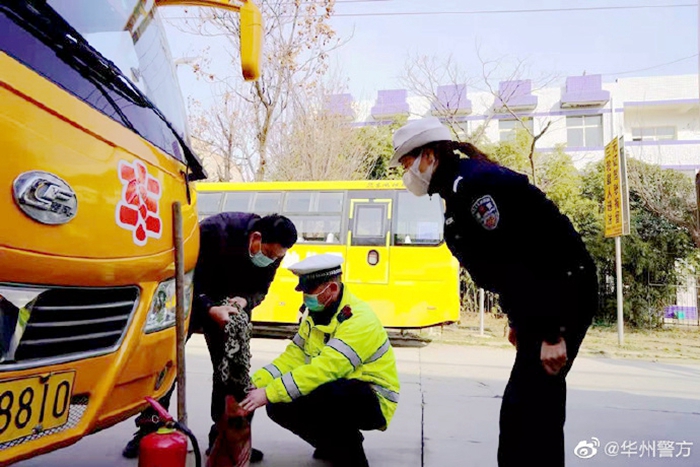 華州交警對轄區所有專用校車進行安全檢查。