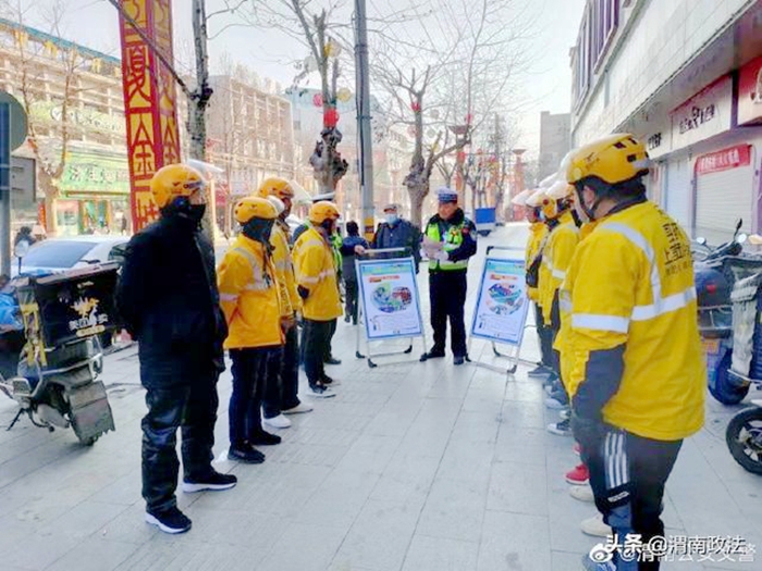 潼關交警為外賣配送人員宣講“一盔一帶”交通安全知識.