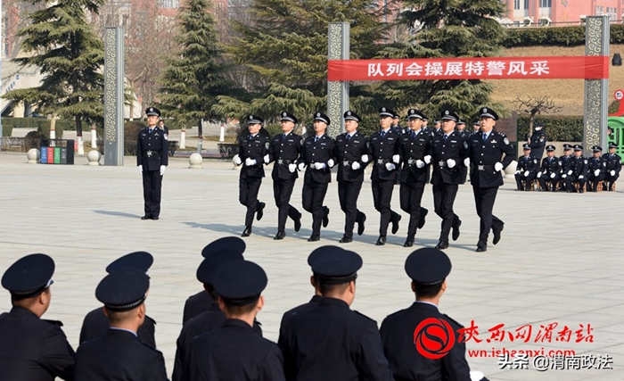 2月24日上午，渭南市公安機(jī)關(guān)巡特警春訓(xùn)隊(duì)列會(huì)操比賽在市體育中心東廣場(chǎng)舉行。圖為比賽現(xiàn)場(chǎng)。記者 楊青山 攝