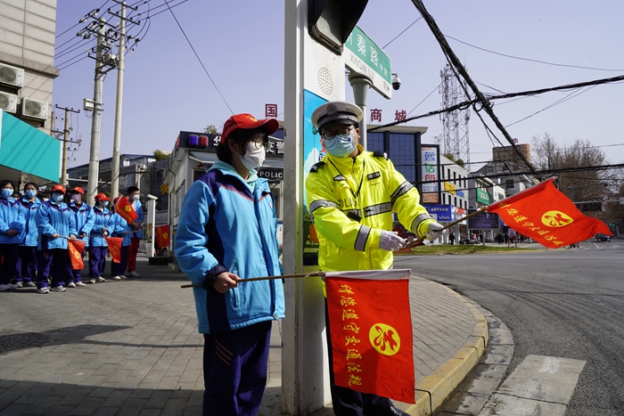 華州區高中生走進交警崗臺，零距離體驗文明交通。