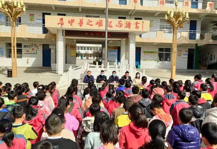 3月1日，大荔縣司法局范家司法所走進范家中心小學開展“送法進校園”活動。