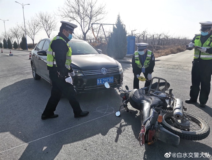 白水公安交警開展道路交通事故現場處置模擬演練。