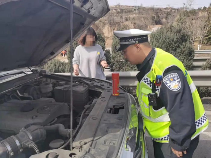 韓城交警及時救助拋錨車輛。