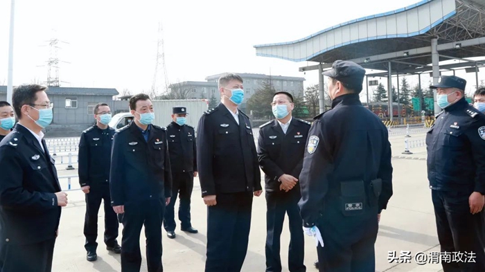 3月4日，省公安廳黨委委員、副廳長杜清江帶領(lǐng)廳治安局局長李宗社等一行四人蒞臨渭南市督導(dǎo)檢查全國“兩會”安保及派出所規(guī)范化建設(shè)工作。