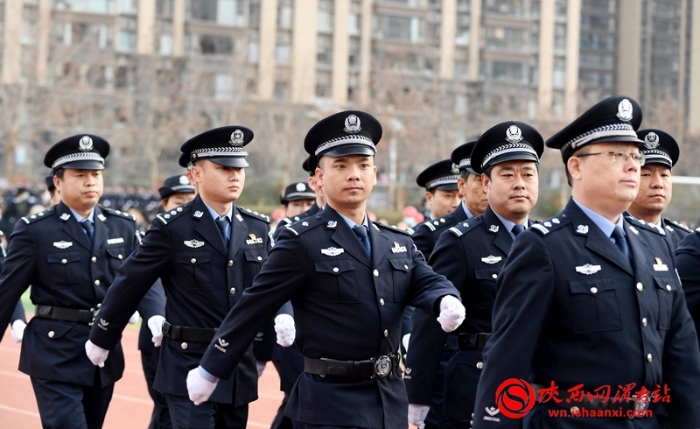 公安干警們個個精神抖擻、動作標(biāo)準(zhǔn)地完成稍息立正、停止間轉(zhuǎn)法、敬禮和三大步伐操練。記者 楊大君 劉凡 攝