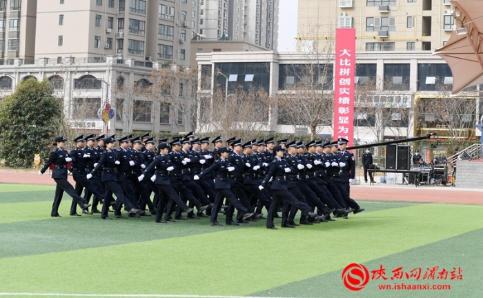 公安干警們個個精神抖擻、動作標(biāo)準(zhǔn)地完成稍息立正、停止間轉(zhuǎn)法、敬禮和三大步伐操練。記者 楊大君 劉凡 攝1