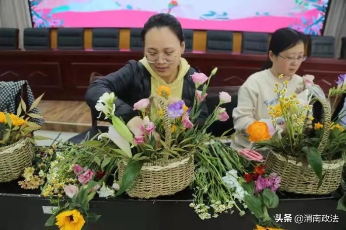 渭南市人民檢察院組織全體女干警開展花藝創(chuàng)作活動（圖）