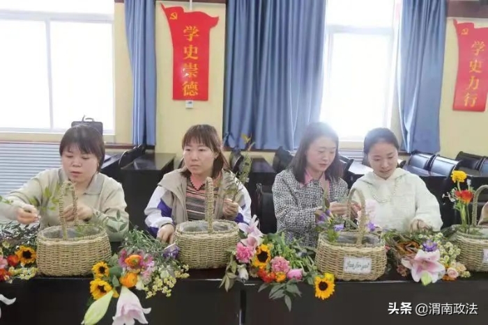 渭南市人民檢察院組織全體女干警開展花藝創(chuàng)作活動(圖)